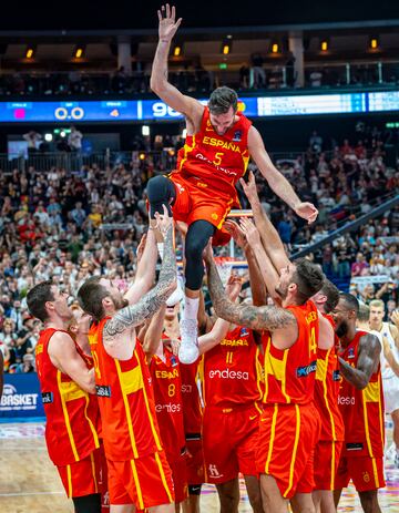 Los jugadores españoles celebran el paso a la final del Eurobasket. Manteo a Rudy Fernández.