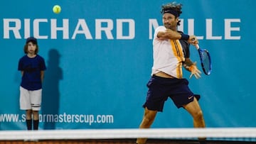 Carlos Moy&aacute; compite durante un partido de la Senior Masters Cup.