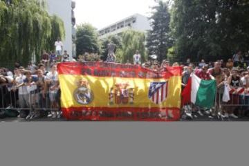 La afición esperaba a los jugadores del equipo merengue a su llegada al hotel de concentración.