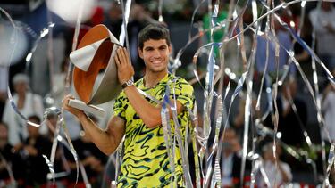 Carlos Alcaraz posa con el trofeo que le acredita como campeón del Madrid Open 2023.