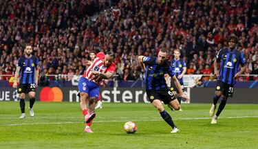 2-1. Gran pase de Koke a Memphis Depay, controla, deja a trás a De Vijr con un giro del cuerpo y con la pierna derecha, cruza el balón raso para superar a Yan Sommer.