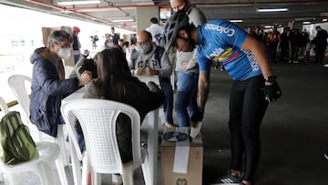 AME3110. BOGOTÁ (COLOMBIA), 29/05/2022.- Un hombre deposita su voto hoy, durante la jornada de elecciones para elegir presidente de Colombia para el periodo 2022-2026 en Bogotá (Colombia). Los colegios electorales de Colombia abrieron este domingo para que durante ocho horas más de 39 millones de ciudadanos habilitados puedan elegir al próximo presidente de la república para el periodo 2022-2026. EFE/Carlos Ortega
