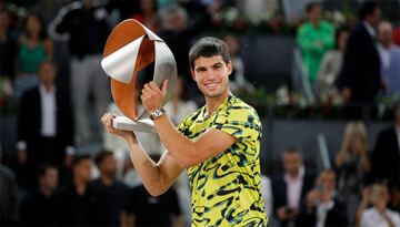 Carlos Alcaraz demostró en la final del Mutua Madrid Open que a los 20 años recién cumplidos su grado de madurez deportiva es altísimo. El número dos del mundo, que ahora tiene a tiro de un partido en Roma el número uno, venció en tres sets (6-4, 3-6 y 6-3) y 2h25 a Jan-Lennard Struff, el alemán de 33 años y 65º del mundo,