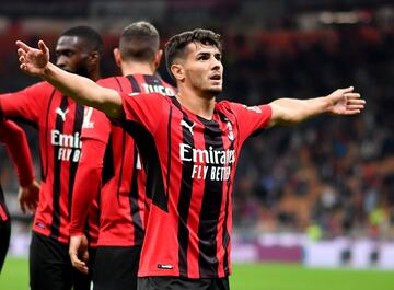 El mediapunta malague?o no vive su momento de m¨¢s brillo en el Milan. En la visita al N¨¢poles, choque por el liderato del Calcio, Stefano Pioli le dej¨® fuera de manera sorprendente. Primera vez que ocurre en su temporada desde un partido ante la Roma en octubre, pero ese era el primero de vuelta tras estar cuatro fechas de baja por coronavirus. Pero ello no empa?a la confianza que se tiene en el espa?ol. En San Siro no tienen dudas con Brahim y estar¨ªan encantados de contar con ¨¦l m¨¢s all¨¢ de 2023, momento en el que termina el pr¨¦stamo acordado con el Madrid.