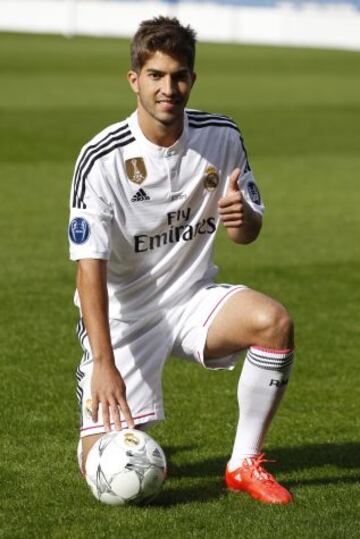 Lucas Silva vestido de blanco.