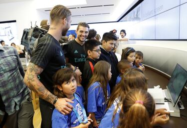 Sergio Ramos y Kovacic se divirtieron con los niños que participaban en el acto de Microsoft.