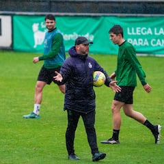 José Alberto tiene un agujero en el centro del campo