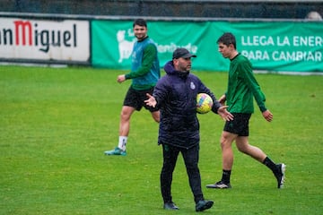 José Alberto, entrenador del Racing, junto a los centrocampistas Aldasoro e Íñigo.