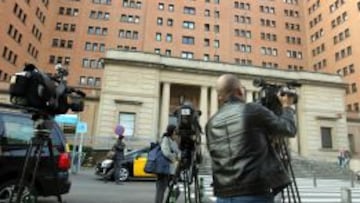 Los medios de comunicaci&oacute;n hicieron guardia a la entrada del Hospital de la Vall d&#039;Hebr&oacute;n durante toda la jornada.