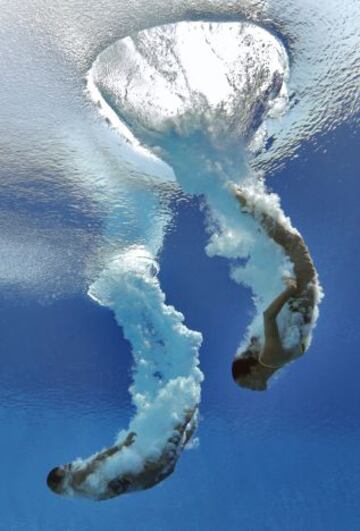 Linadini Yasmin y Dewi Setyaningsih, de Indonesia, entrando en el agua tras su salto desde los 10 metros.