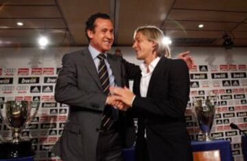 Míchel Salgado se despidió en rueda de prensa junto a Jorge Valdano y los títulos conseguidos por el lateral diestro.