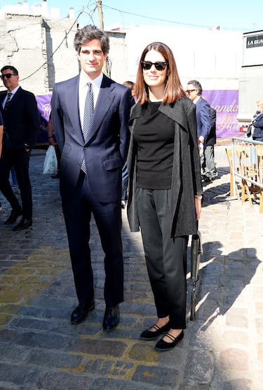 Los Duques de Huéscar, Fernando Fitz-James Stuart y Sofía Palazuelo, llegan a la Iglesia del Cristo de los Gitanos junto a sus hijas.