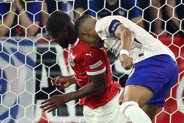 Minuto 84. Kylian Mbapp¨¦ intenta rematar de cabeza y termina d¨¢ndose un golpe con el hombro de Kevin Danso.