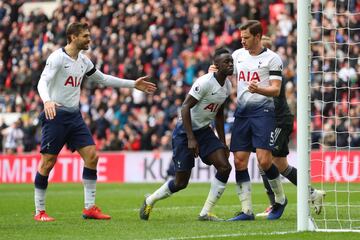 Tottenham gana 3-1 en casa con gol de Sánchez. Este es el noveno gol como profesional del colombiano.