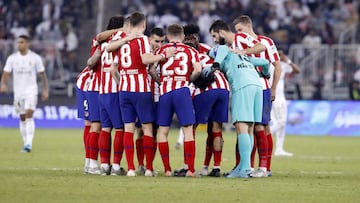 Los jugadores del Atlético antes de la prórroga contra el Real Madrid.