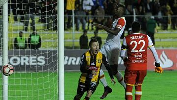 Alejandro Chumacero de The Strongest, celebra luego de anotar contra el Independiente Santa Fe.