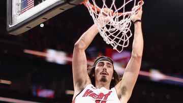 PHOENIX, ARIZONA - JANUARY 05: Jaime Jaquez Jr. #11 of the Miami Heat slam dunks the ball against the Phoenix Suns during the first half of the NBA game at Footprint Center on January 05, 2024 in Phoenix, Arizona. NOTE TO USER: User expressly acknowledges and agrees that, by downloading and or using this photograph, User is consenting to the terms and conditions of the Getty Images License Agreement.   Christian Petersen/Getty Images/AFP (Photo by Christian Petersen / GETTY IMAGES NORTH AMERICA / Getty Images via AFP)