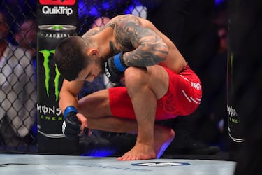 Ilia Topuria prepárandose antes del inicio del combate.