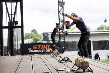Deportistas de todo el mundo compiten en varias pruebas manejando diferentes herramientas para la madera como motosierras, hachas y sierras.