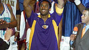 Kobe Bryant recibe el trofeo al mejor jugador del Partido de las Estrellas.