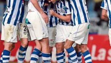 <b>FELICIDAD. </b>Los jugadores de la Real celebran uno de sus goles.