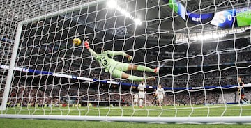 Latigazo de volea del croata tras el rechace de un crner que entra por la escuadra. El baln le lleg en la frontal y no se lo pens. Modric control y dispar de volea. Hasta Bellingham se puso de pie en el palco para celebrarlo. El Bernabu core su nombre.