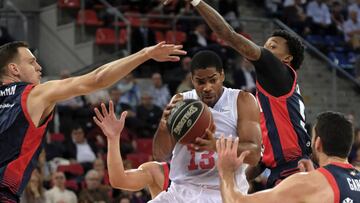GRA304. Vitoria, 28/10/2017.- El escolta estadounidense del Tecnyconta Zaragoza, Gary Neal (c), entra a canasta ante los defensores del Baskonia durante el encuentro de la liga Endesa disputado esta tarde en el Fernando Buesa Arena. EFE/ADRIÁN RUIZ DE HIERRO.