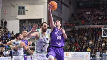 El San Pablo Burghos y el Dinamo Sassari, durante el partido de ida de los octavos de final de la Champions FIBA