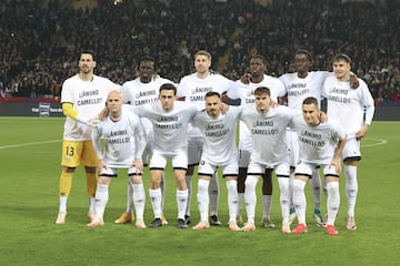 Once inicial del Rao Vallecano. Los jugadores rayistas se acordaron de Sergio Camellol, lesionado con una fractura del quinto metatarsiano del pie izquierdo.