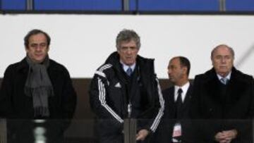 En Marruecos. Villar, entre Platini y Blatter, ayer en el palco del Gran Estadio de Marrakech antes del Cruz Azul-Real Madrid.