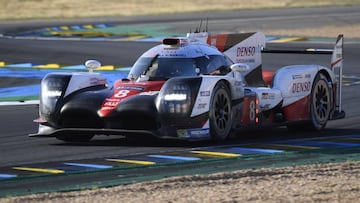 Swiss driver Sebastien Buemi drives his Toyota TS050 Hybrid N&deg;8 during the Le Mans 24 hours endurance race, on June 18, 2017 in Le Mans. / AFP PHOTO / DAMIEN MEYER