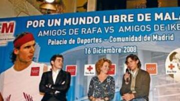 <b>SOLIDARIOS.</b> Casillas y Nadal acudieron ayer a la sede de la Comunidad de Madrid para entregarle las camisetas del partido a la presidenta Esperanza Aguirre.