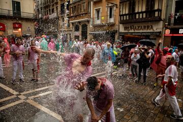 Numerosas personas disfrutan de la fiesta de San Fermín 2022 por las calles de Pamplona tras dos años sin celebrarse.