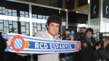 <b>SE AVANZÓ A LA HORA. </b>Coutinho aterrizó en El Prat a las 15:30, 25 minutos antes de lo previsto en el horario de su vuelo. Y no dudó en posar con la bufanda del Espanyol.