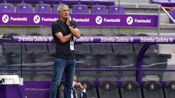 Barcelona&#039;s Spanish coach Quique Setien stands on the sideline during the Spanish league football match between Real Valladolid FC and FC Barcelona at the Jose Zorrilla stadium in Valladolid on July 11, 2020. (Photo by CESAR MANSO / AFP)