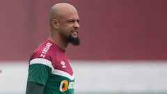 (L-R) Fluminense's Colombian midfielder Jhon Arias, defender Nino and midfielder Felipe Melo arrive for a training session ahead of the Libertadores Cup final football match against Argentina's Boca Juniors, in Rio de Janeiro, Brazil, on November 1, 2023. (Photo by DANIEL RAMALHO / AFP)