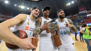 Trey Thompkins, con el trofeo en el centro, rodeado de Luka Doncic y Jeff Taylor.