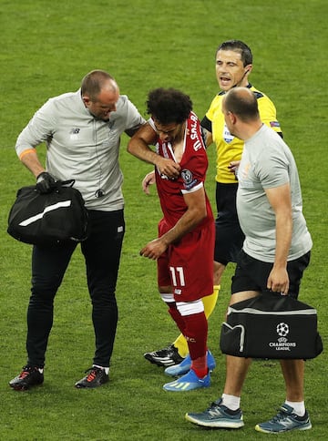 La lesión de Mohamed Salah en imágenes