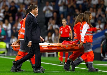 El juego lleg a su fin con una imagen preocupante para el Bernabu, viendo a Carvajal abandonando el terreno de juego en camilla. 

REUTERS/Susana Vera