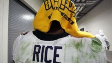 La "terrible towel" de los Steelers a punto de entrar en acción.