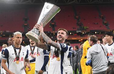 Los jugadores del Tottenham desataron la euforia tras conquistar la Europa League en una noche mágica en San Mamés. Abrazos, cánticos y emoción pura sobre el césped que fue testigo de su gesta histórica.