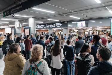 Decenas de personas esperan en la estación de Atocha-Almudena Grandes, a 29 de abril de 2025, en Madrid (España).