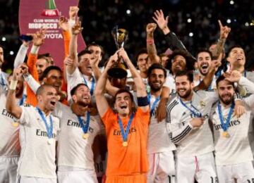 Iker Casillas capitán del  Real Madrid levanta el trofeo del Mundial de Clubes después de ganar el partido ante el San Lorenzo de Almagro en el estadio de Marrakech