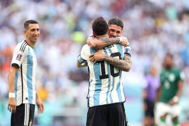 Abrazo entre Rodrigo de Paul y Lionel Messi tras el 1-0 de Argentina. 