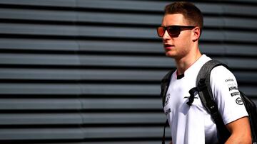 Vandoorne paseando por el paddock del Red Bull Ring