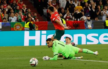 1-2. Centro de Pedri que conecta con Mikel Oyarzabal, y con la derecha toca el balón ligeramente para superar a Diogo Costa.