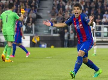 Luis Suárez protesta el gol anulado a Messi.