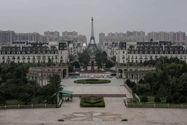 La foto muestra una réplica de París en Tianducheng, una comunidad residencial construida  en 2007, con una réplica de la Torre Eiffel de 108 metros en el corazón de la ciudad. El proyecto, cuya finalización estaba prevista para 2016, convenció a muy pocos compradores y la ciudad residencial parece más un pueblo fantasma que el París original. En los últimos años la ciudad ha mejorado su situación al atraer turistas nacionales a esta pequeña París china.