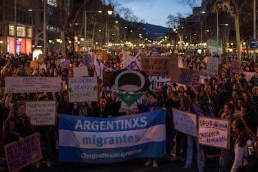 La gente asiste a una manifestación para conmemorar el Día Internacional de la Mujer en Barcelona, España.