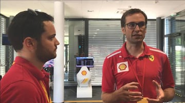 Jochen Lach, jefe de lubricantes de competición de Shell, habla con Jesús Balseiro, de As.